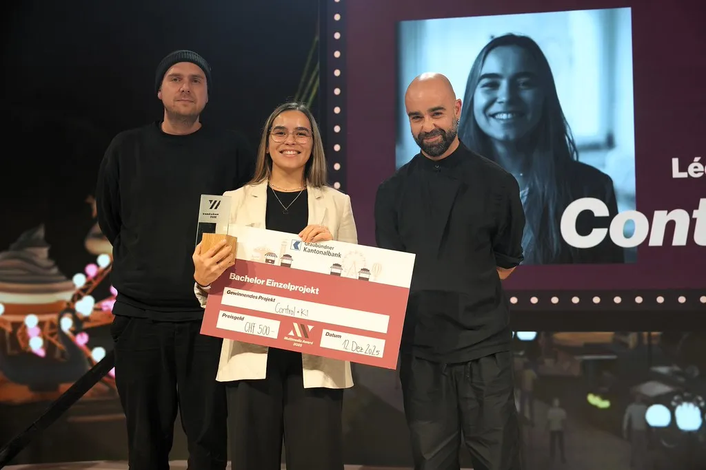 Léonie Schaub auf der Bühne mit Pokal und Preischeck «Bachelor Einzelprojekt» für Control+KI, Multimedia Award 2025