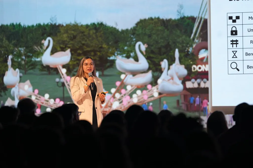 Léonie Schaub präsentiert Ctrl+KI auf der Bühne des Multimedia Award